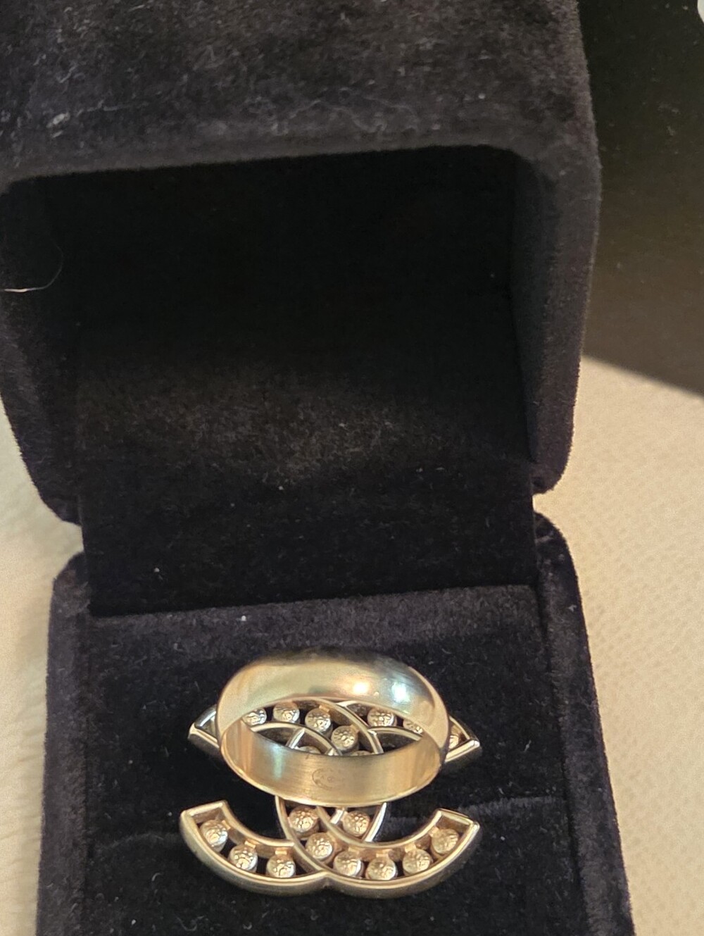 Authentic CHANEL Gold Tone CC Pearl And Crystal  Ring - Picture 11 of 12